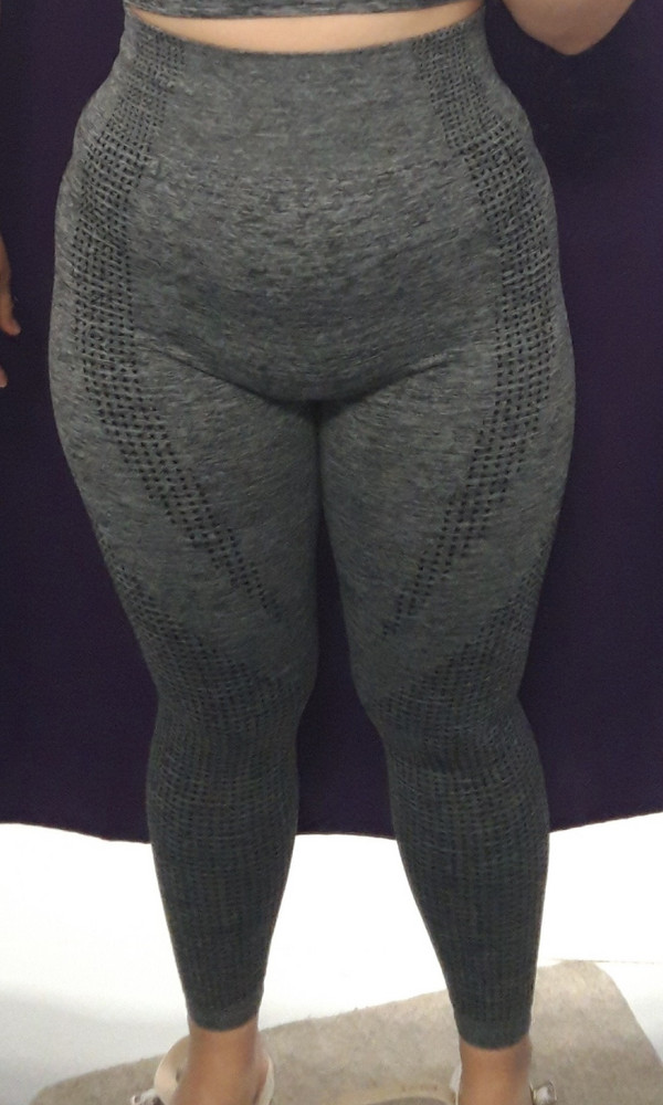 У кого фигура не очень,  тому не подойдёт. Мой обхват бедер 106. Надеялась, что будет небольшая компрессия, и чуть чуть сгладятся неровности, но нет :) 
Очень сильно тянутся, Материал просто шикарный!!!