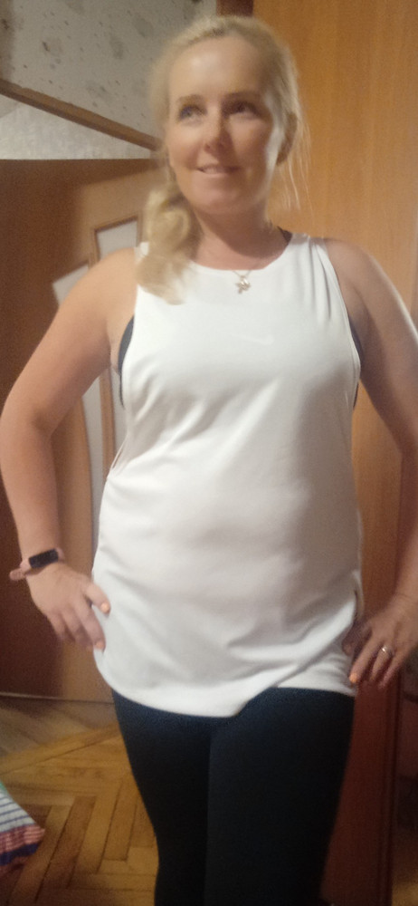 Отличная майка, даже белый цвет-стройнит! 
Претензии к упаковке:майку явно мерили  и, спасибо, что не запачкали, кое-как скомкали и сунули в пакет. Неужели кому-то приятно получать новую вещь, для "новой жизни"  в скомканом виде?! Так можно и демотивировать человека спортом заниматься!