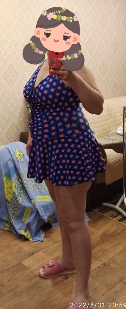 Отлично скрывает. У меня очень пышные бёдра. Размера 58. Но верх  56. Купальник отлично тянется. На попу налез. Очень стройнит 👏🏻👏🏻👏🏻👏🏻Кто имеет пышные бёдра берите, не прогадаете 🤝🤗😉😉