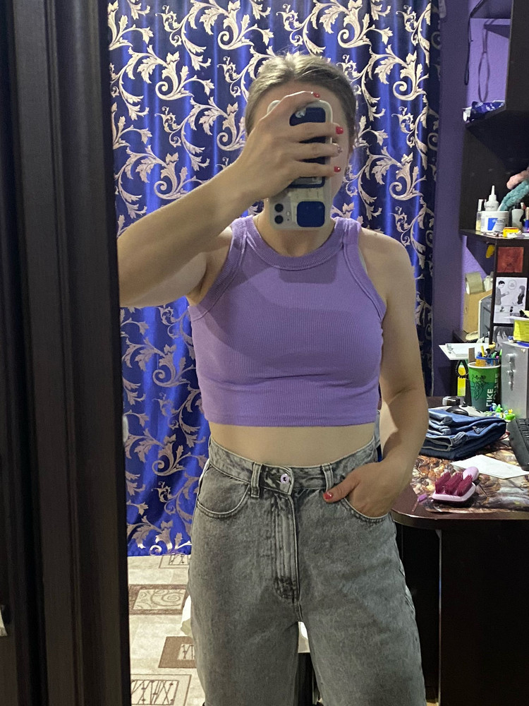 Милый топ,если носить без лифа,то не просвечивает.Единственный минус-быстро растягивается при носке