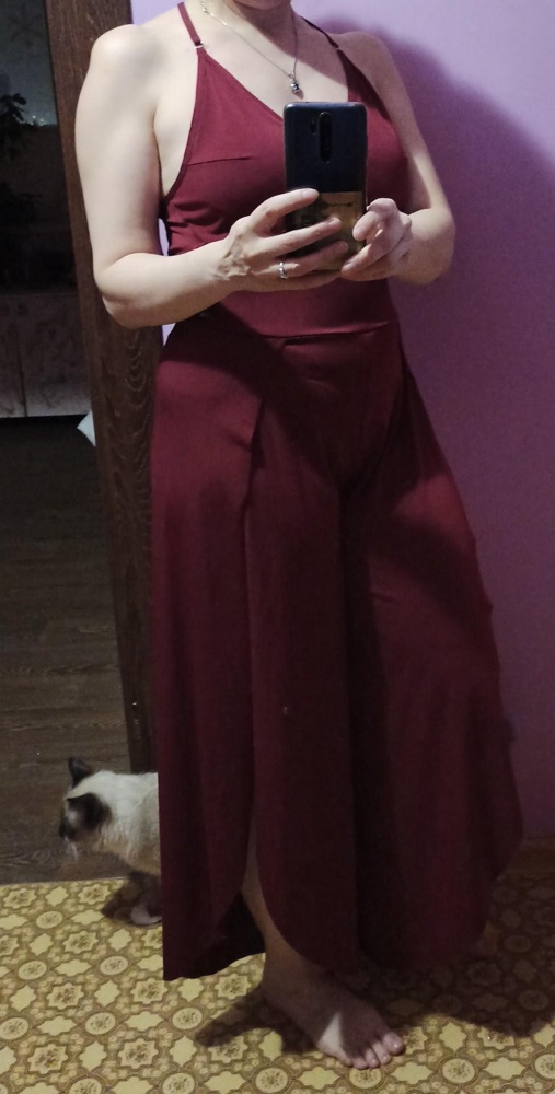 Комбинезон сел очень хорошо. Ткань тонкая видно швы от белья, поэтому нужно подбирать шортики соответствующие. Впереди есть подклад и чашечки, что очень удобно