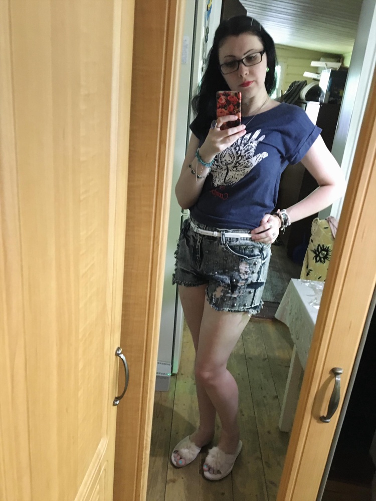 Отличнейший поясок! 🤩⭐️✨ Стильный, тоненький, хорошо держит, красивая пряжка, белый цвет как я и хотела 😘 Под летние шорты самое то 👍🏻 Убрала лишнюю длину: открутила болтик, отрезала лишнюю часть пояса, сделала шилом дырку, обратно закрутила болтик. И красота! ♥️🥰 К покупке однозначно рекомендую 💝