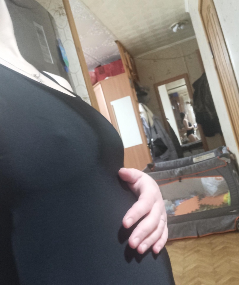 Размеру соответствует, но моему разочарованию нет предела(, я честно очень надеялась на то, что в районе груди  или ткань поплотнее или подкладка какая-нибудь, но нет это просто тонкая ткань, и простите силуэт груди, а именно соски очень неприлично выделяются ((это просто ужас какой то. Брала для детского бассейна, теперь или покупать другой или как-то вшивать подкладку на грудь, хотя пока не представляю как туда что-то вшить (