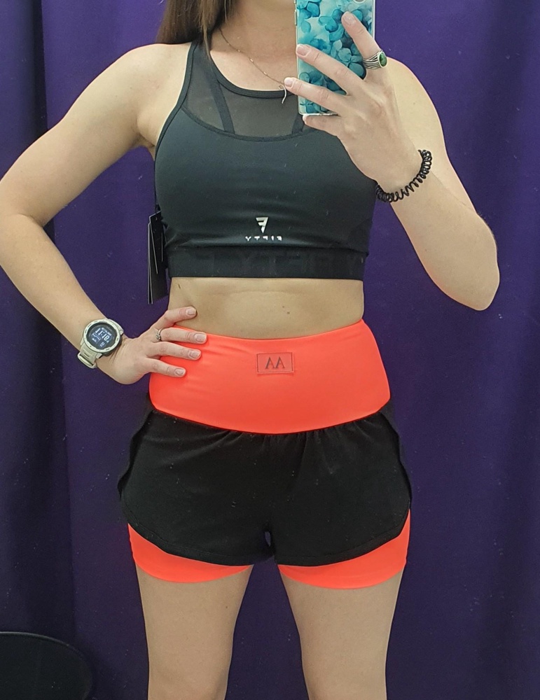 Качество понравилось, но цвет и правда как застиранный, сравните на фото цвет шорт и топа.. поэтому отказ в пользу другой модели.