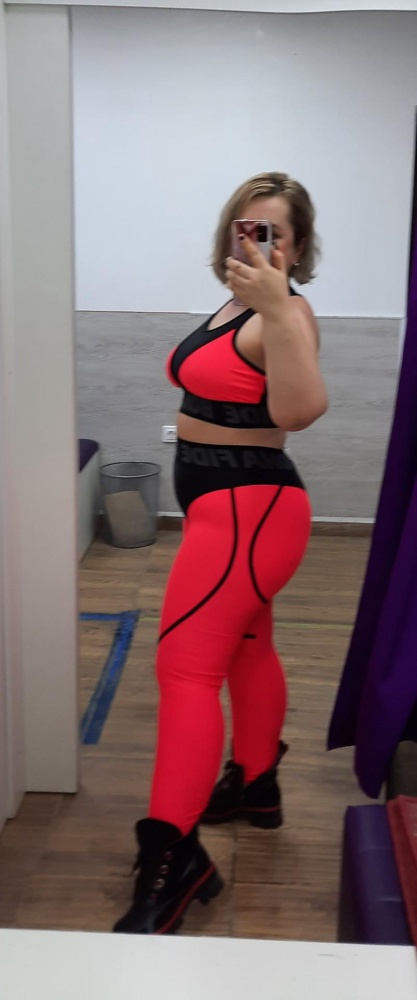 Красивые яркие, но сомневаюсь все таки не слишком ли яркие для меня) так как ноги не худые такой яркий цвет зрительно полнит еще) пока выкупила , заказала ещё фиолетово чёрные, может их оставлю, подумаю) а так почти вся одежда спортивная у меня бонафайд)