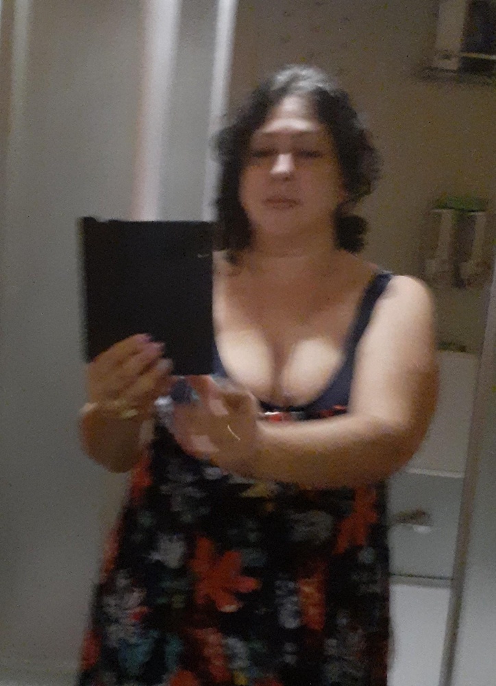 Отличный купальник. Большую грудь держит шикарно, и красиво. Брала в размер. Ношу 100Е, ОГ 120, ОТ 98, ОБ 117. Сел впритык. Вроде бы нигде не давит, но я люблю совсем свободно. Купальник оставлю, но думаю попробовать заказать на размер больше. Материал замечательный, не чувствуется на коже. Но минус лично для меня - короткая юбка. Немного ниже попы - целлюлит полностью не прикрывает. На рост до 165 подойдет, а повыше с целлюлитом может не прикрыть. Но благодаря тому, что купальник раздельный, в жаркую погоду можно верх носить как кофту поверх легких брюк, юбок или шорт. Будет неплохо. Ну а оказавшись рядом с водоемом можно использовать по прямому назначению, прихватив с собой низ. 
Спасибо производителю.