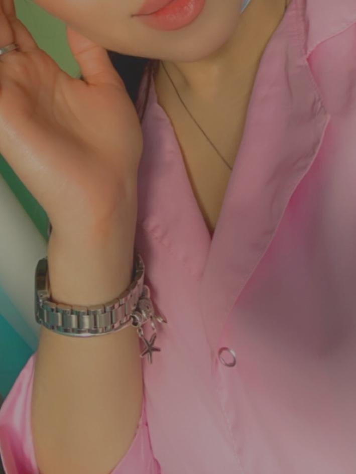 Немного просвечивает , но в целом за такую стоимость очень хороший халатик 😍 Единственное не удобно в работе это карманы , если вы ими не пользуетесь берите не думая !))) 