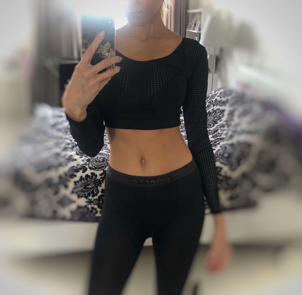 Никто не писал про сетку, поэтому пишу и показываю. Покупала за 1561₽ в январе ‘22. Доставили за 2 дня - очень быстро! Влюбилась в рашгард! Но надо понимать, что это сплошная синтетика, и потренить до пота лучше в другой одежде, хоть это и в сетку. Тянется не сильно, хоть и тянется, поэтому лучше брать в размер, по размерной сетке. Идеально для танцев, съемки. Вниз своё нижнее белье. Продавцу спасибо! Единственное, цена 700-900₽, если по-честному. Но вещь необычная, так что ок :)