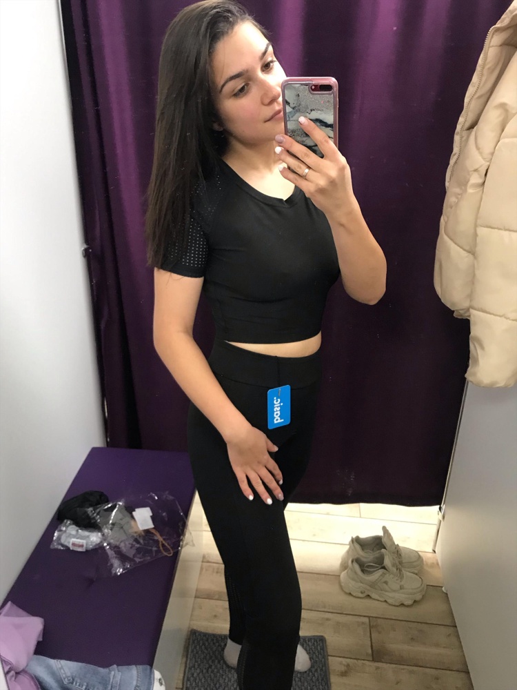 Доставка быстрая, качество хорошее, заказала размер s смотря у девчонок по отзывам, и не ошиблась.  не просвечивает, приятный к телу, швы ровные строчки аккуратные за такую цену это очень достойная вещь. Проверим в деле. Спасибо !