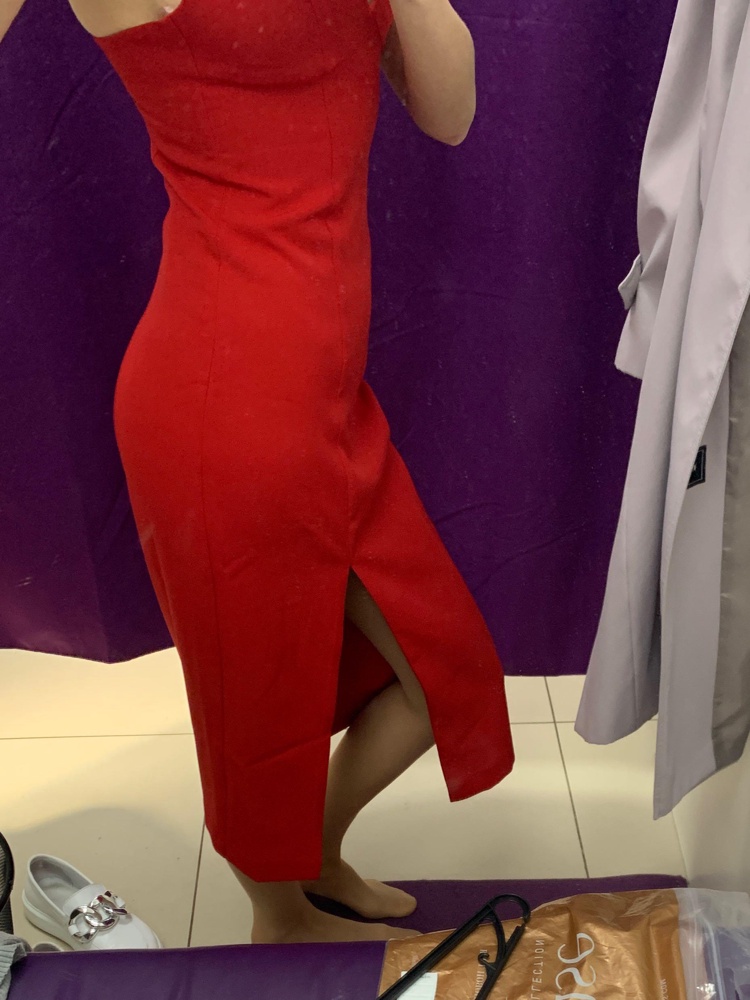 Платье очень красивое. Пошив на высоте. Не смотря на декольте оно не выглядит вульгарно. Пришло в фирменном пакете с вешалкой. На меня почему-то не село в груди. Я и бретельки пробовала подтянуть ,но нет,с боков топорщится. Грудь 86/талия 64/бедра 91. В бёдрах село идеально. Думаю,что можно отдать в ателье и что-то сделать с чашками🤔