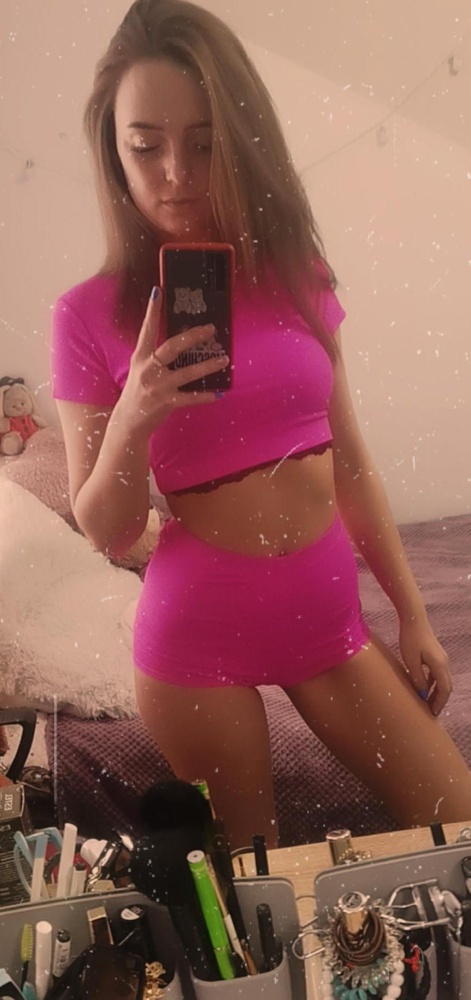 Классный костюм 🥰 не просвечивает,хоть ткань и тонкая. Рекомендую. Смотрится эффектно и ярко 🌟