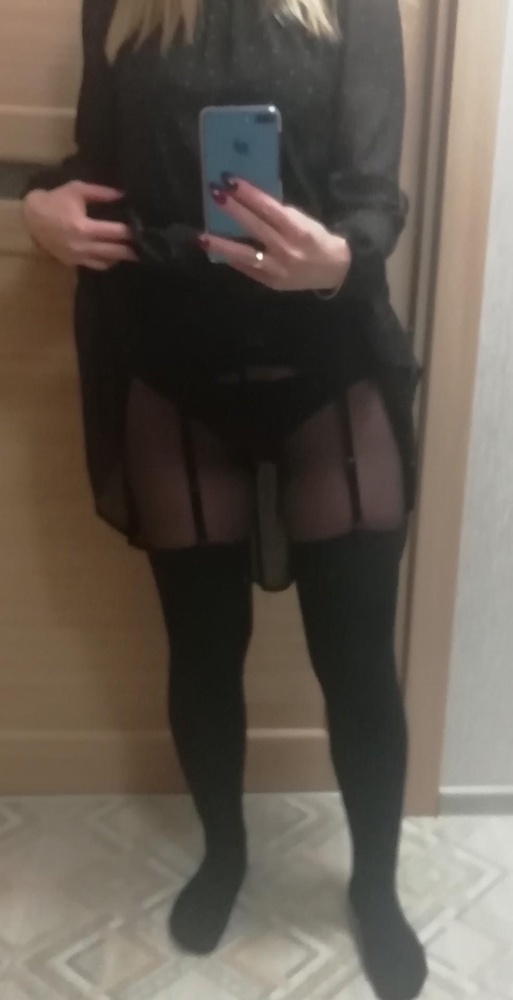 Красивый пояс. Брала для тёплых чулок, на зиму, на капронки. Держит крепко. На теле не ощущается, комфортно. Невозможно застегнусть сзади, очень неудобные защипы.