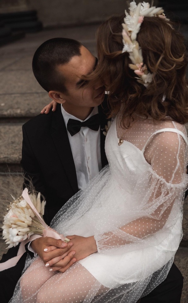 Это невероятное платье!!! Большое спасибо emse за такую красоту! Более потрясающего и чудесного, милого образа я и представить не могла! Платье чудесное, воздушное, получили море комплиментов об образе! Платье качественное сшито, никаких недочётов.
На свои размеры (грудь 86, талия 67, бедра 94) размер 44 немного велик, но другого размера не было, да и это никак не повлияло на образ в целом. Возможно, размер меньше не подошёл бы.
Огромное спасибо ещё раз за такую красоту!