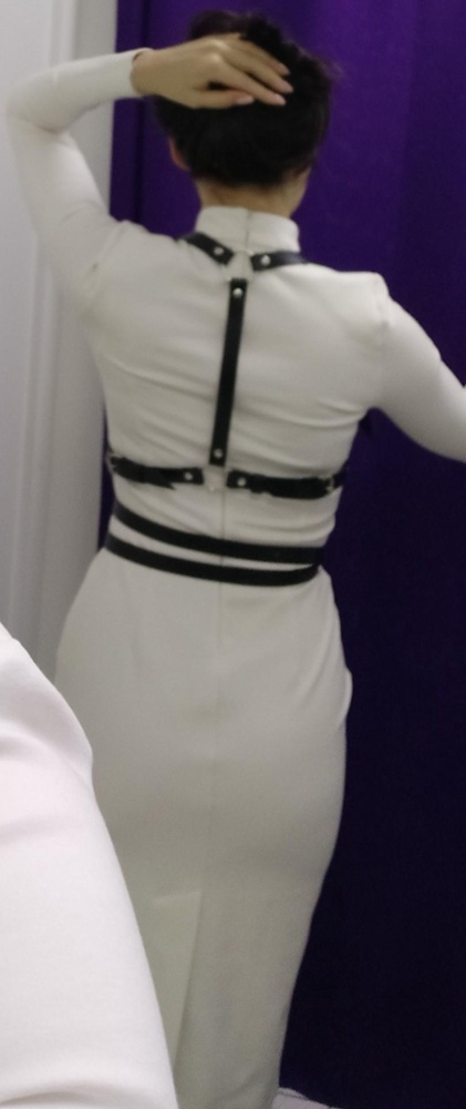 Размер 40-42 на 42 размер застегивается немного сбоку. Если хочется по центру, берите больше. Село на ОТ 68, рост 162 хорошо. Пахнет кожей. Отказ, т.к. обратная сторона сыпется, оставляет черные кусочки на платье