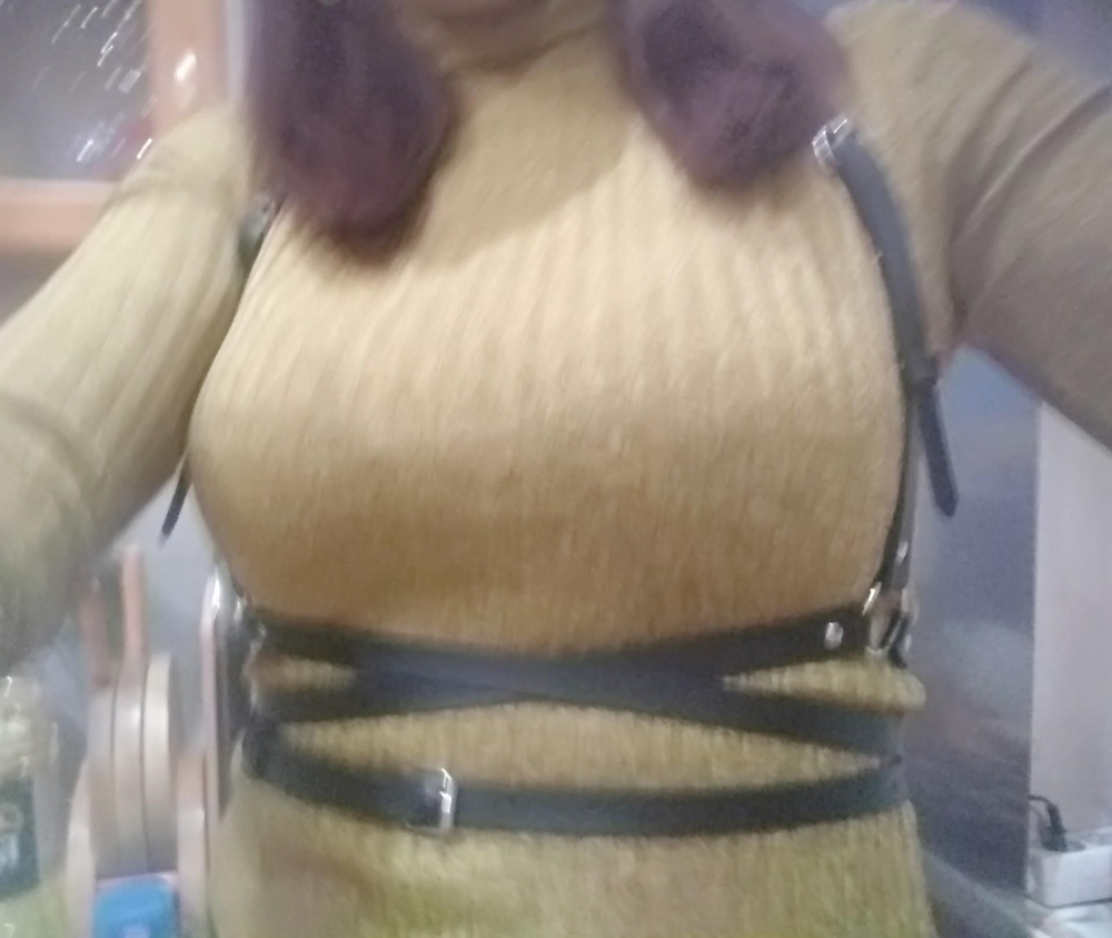 ШИКАРНОЕ КАЧЕСТВО!!! Реально кожа!))У меня  ничего от неё  не пачкается. Как собрать, быстро разобралась!!Доставка в срок, упакована в два пакетика! 
И как я раньше без неё жила!Теперь любая кофта или футболка смотрится очень круто!  Спасибо) 
*для тех кто всё ещё сомневается- берите не пожалеете!))