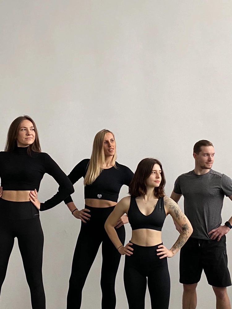 Костюмчик лапша! Плотненький и не жарко в нем!