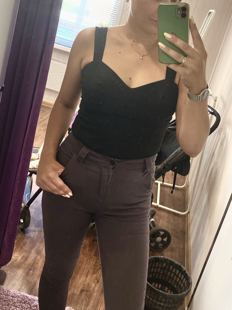 Сначала подумала что маленький .но когда застегнула то норм ,немного снизу торчит ,но если заправить то 👍🏼ОГ 100 ОТ 80 48 размер подошёл ,46 был бы маленький скорее всего .