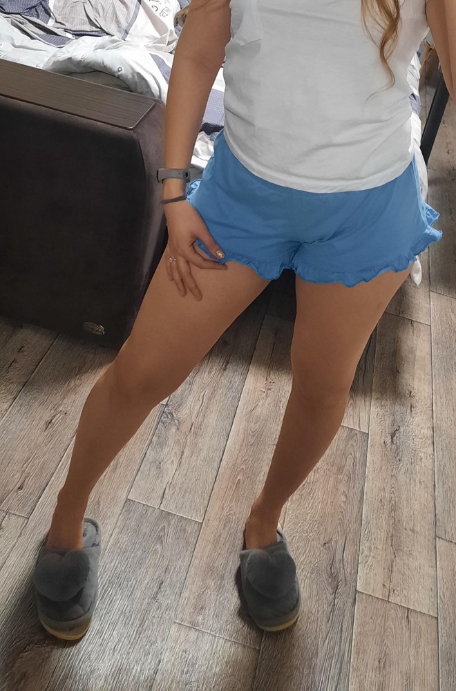 Очень классные шорты, лёгкие, резинка не давит. Ношу М и шорт взяла М, подошли хорошо