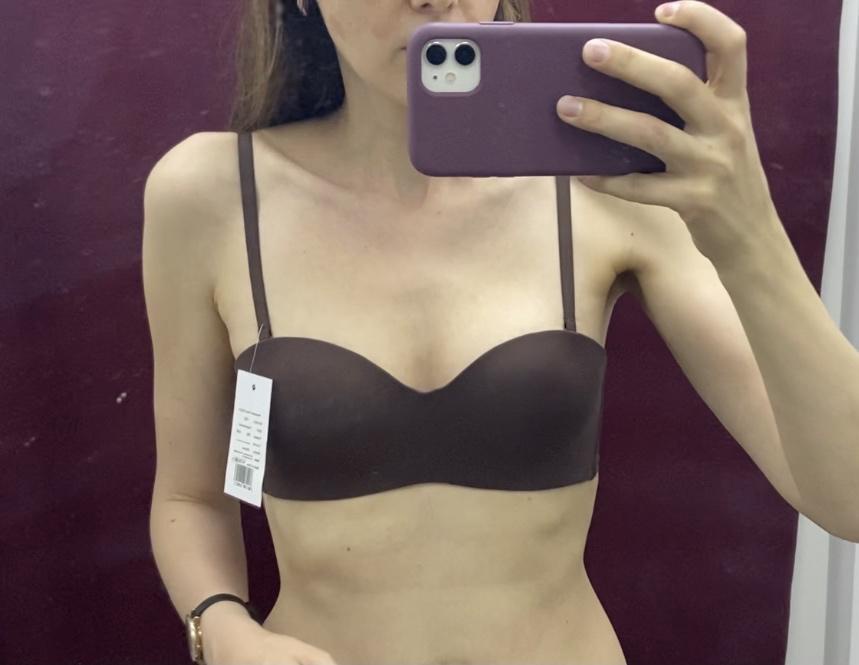 Очень люблю балконет. Но вот когда они без косточек, чашки посередине не прилегают к телу. Не критично, но мой внутренний перфекционист бунтует😄 Взяла другую модель. На 75В такой и заказывала. Коричневый цвет очень красивый. 