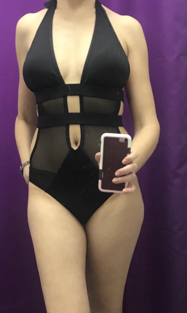 Сел хорошо, но воняет и на животе вырез топорщится. Денег своих не стоит.