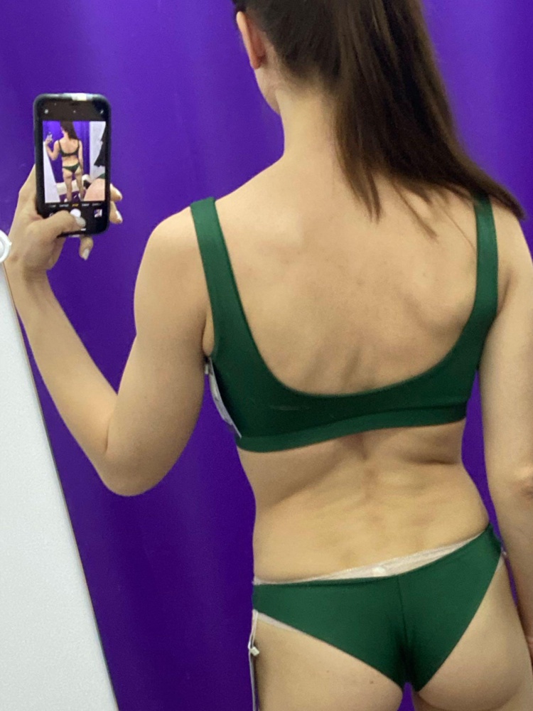 Красивый, на размер 42-44 ог 88 туговат . Совсем не поняла эти вкладыши в топе, никакой стороной не удалось их аккуратно развернуть, грудь смотрится странно 