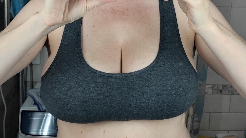 Моя 75D в него не поместилась практически совсем. Ни о какой поддержке нет речи, приходится надевать под него лифчик. Качество материала отличное.