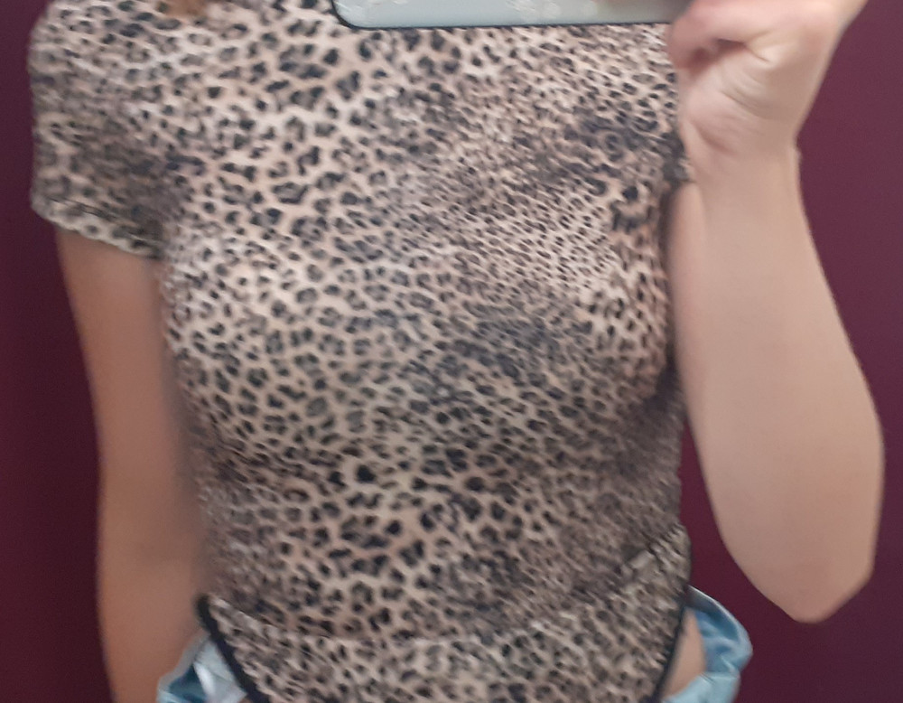 За 720₽, прекрасная вещь  . 
Приятная на ощупь ткань,  лёгкая в тоже время тянется. Модный принт.
Удобные крючки - застёжки. 
Всё подошло. Спасибо, большое вам!😊
Первая и не последняя вещь, купленная в вашем магазине.