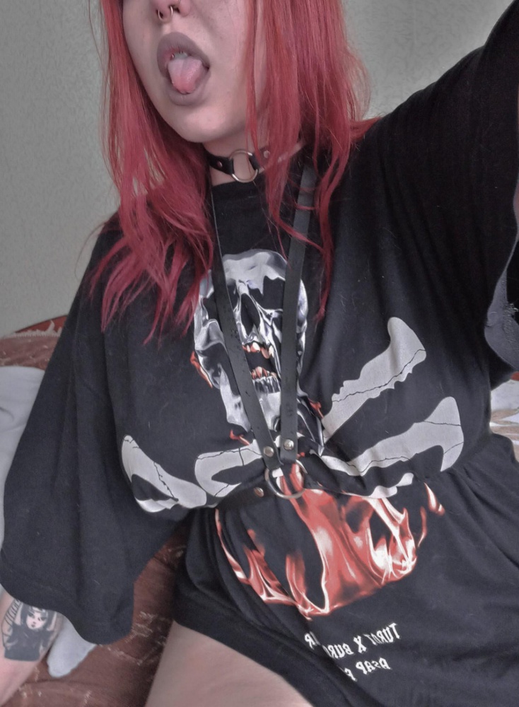 упаковка, доставка и качество на высоте. чокер очень приятный подарок. 
не очень практичная вещичка и без лифчика в ней не походишь. я дама крупная, может будь чуть меньше, то смотрелось бы отлично. надеюсь мы с ней полюбим друг друга.♡