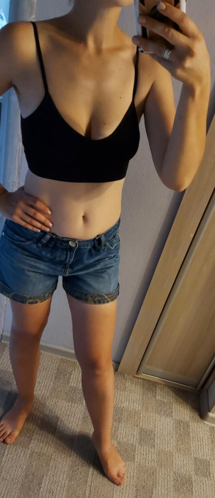 Хороший комплект, мягкий, на теле приятен.Сел хорошо,удобно.Единственный минус (может только у меня) лямки почему то перекручиваются при движении руками. Закажу в другом цвете ещё.