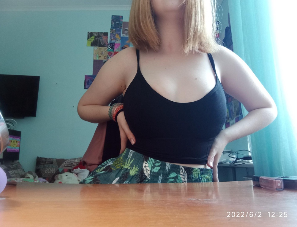 Всё шикарно 😍🥰
Даже не смотря но то что по размеру в груди он на 4 см меньше
Думала в груди будет жать