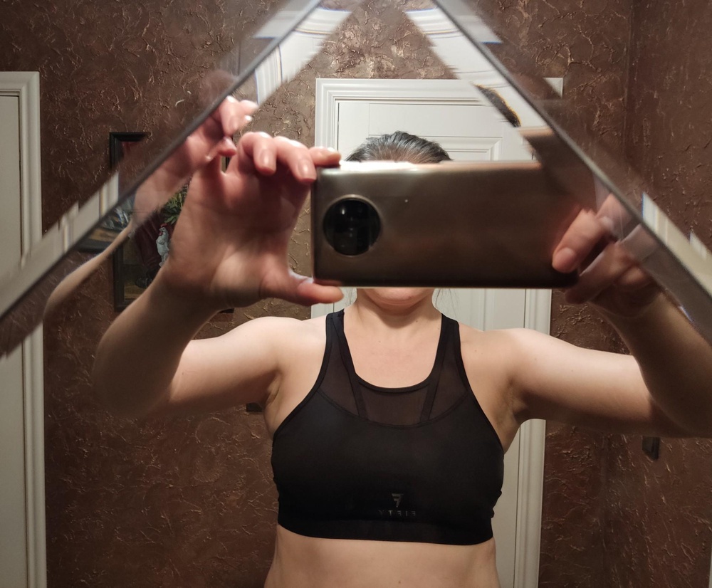 Отлично держит грудь. Брала для занятий фитнесом. Понравилось, что есть вкладыши для груди. Тянется с большим усилием, но это мне и нужно было. Мой ОГ 94, под грудью 83. Сидит достаточно плотно. Качество материала на 5+. Занимаюсь в ней уже месяц и пока никаких проблем.