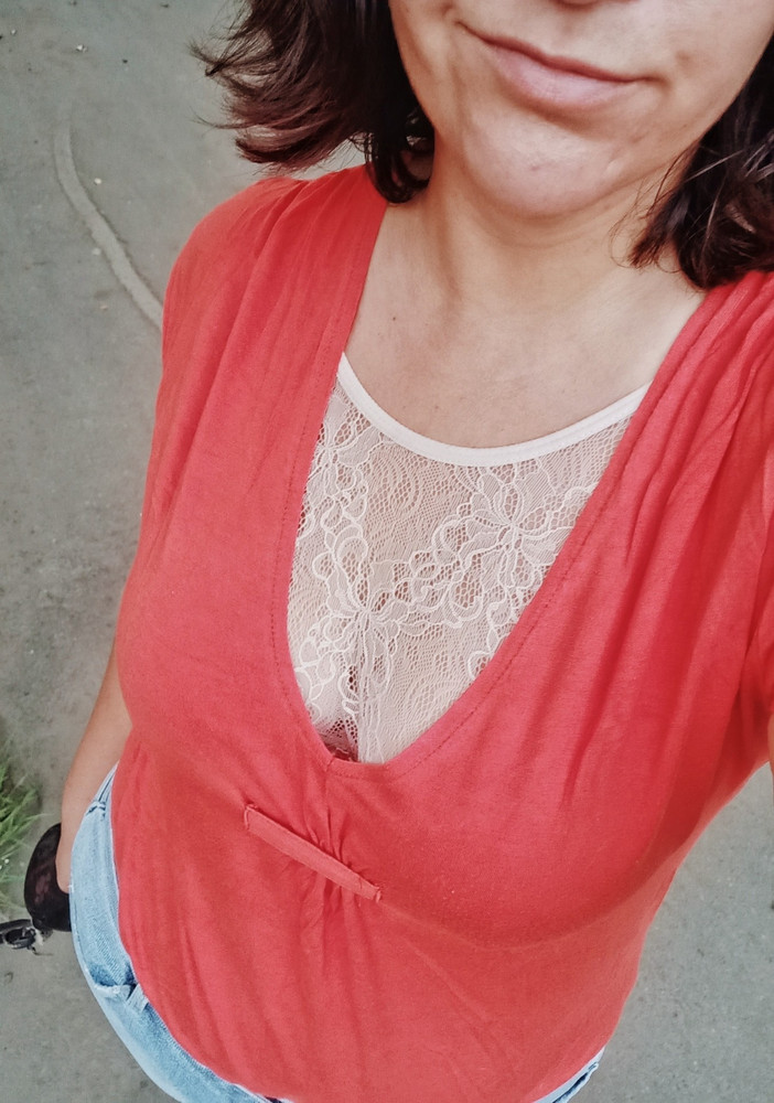 Роскошный бюстгальтер! Красиво смотрится в глубоким декольте как нижний слой.
Приятный к телу, удобный при носке. Роскошно выглядит на груди, формирует красивую форму. Жаль, что в наличии нет черного цвета 🥲