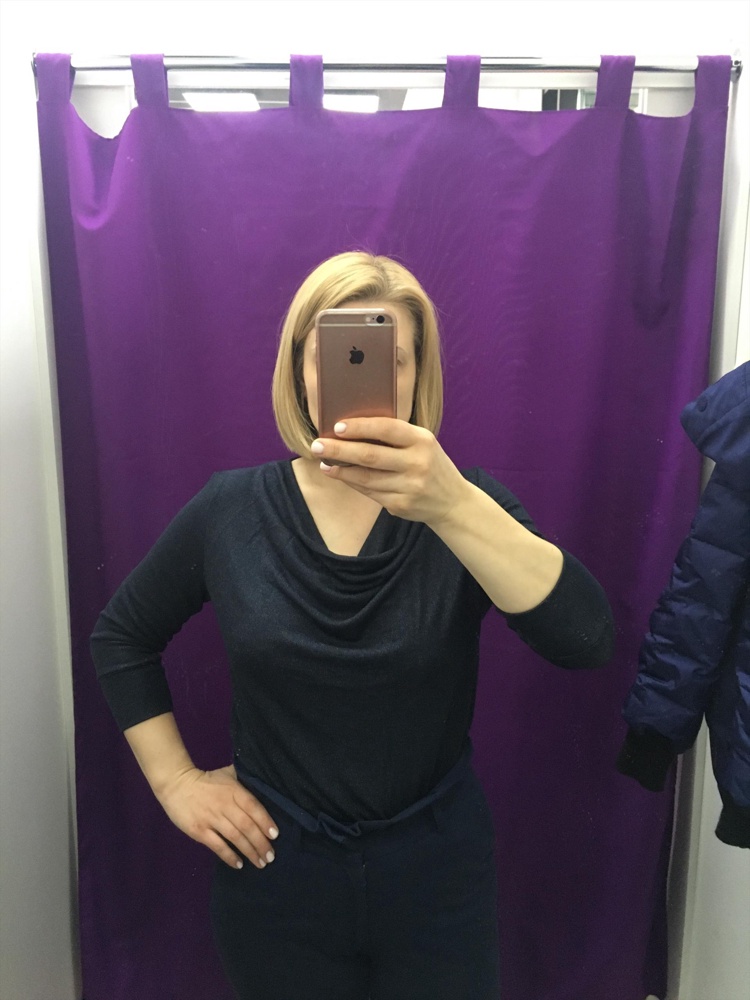 Хорошее боди. Мне понравилось. Ткань с люрексом, но выглядит совсем не вычурно, но и не вечерний вариант. Для работы и повседневной носки самое то. Брала два разных боди одного производителя, этот боди взяла 38 размера, а другой боди взяла 36 размера (мои параметры 96:77:99 рост 159). И что самое интересное, на этикетках указан размер разный, а обхват груди одинаковый (можно увидеть на последнем фото). Получается, что у производителя размерная сетка уже не совпадает. И совсе не большемерит, как написано в предыдущем отзыве. У кого очень полные руки, то этот боди не подойдёт. 