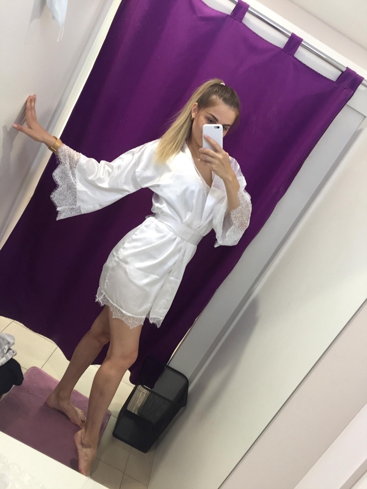 Размер указан 42-46. На мой 44  и рост 170 подошёл идеально. На девушек ниже ростом будет длиннее. Немного электризуется, но это исправит антистатик. К заказу рекомендую!