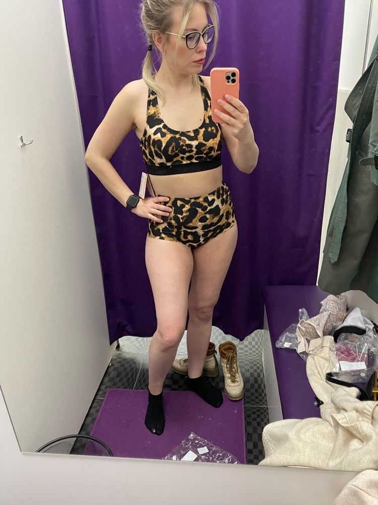 Велик, хотя брала по таблице. Слабо держит. Смотрится не плохо, но лучше для более худеньких