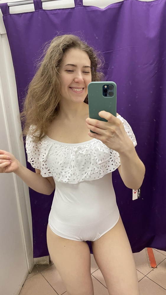 Взяла на 44 рос. Нигде не жало, даже слегка свободно, но очень комфортно. Не взяла из-за рюш и из-за того что я в нем бледная 