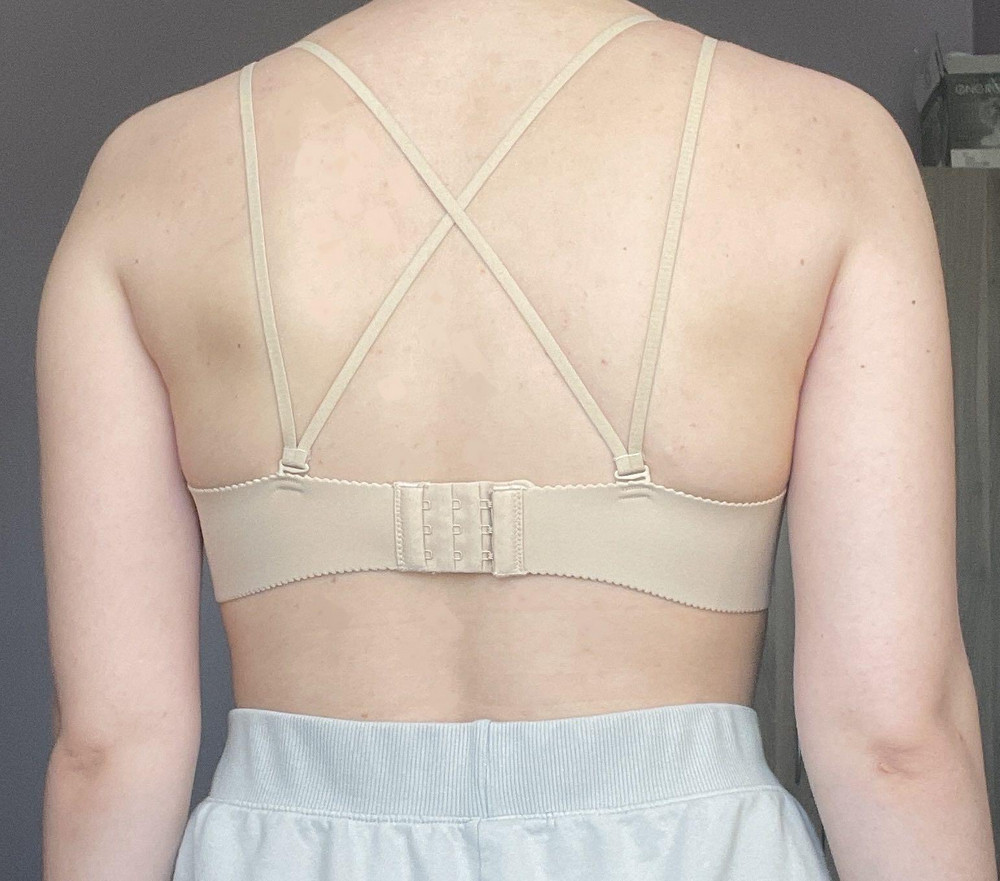 Размерная сетка верная. Очень мягкий лиф. Летом, конечно, будет жарко, но вечером, пару раз куда нибудь его надеть - самое то. Бежевый цвет идеально подошел к коже, под белой одеждой будет совсем не видно. Материал эластичный, складок на коже нигде не образуется. Косточек нет, ничего нигде не пережимает. 