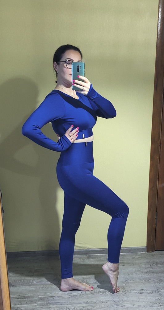 Долго искала себе такие для занятий танцами, что бы высокая талия и можно было надеть короткий топ. Читала кучу отзывов и думала какой же выбрать размер М или L. Ношу L, но спор одежда по разному садится обычно. Взяла M. 
Сели классно! Прямо Вау , на мой взгляд) так же взяла Рашгард такого цвета. Поменяла дома с туфлями. Муж сказал слишком эротично и на танцы меня так не пустит))) Думаю этим многое сказано!
Единственное, если ноги полноваты , то будет сильно в обтяжку, думаю. Ткань приятная, но если есть сильный целюлит, то будет видно, у меня совсем чуть и не парит этот вопрос.
К покупке рекомендую. Пришло всё аккуратно упаковано, но видны следы от дезодоранта, здесь уж не вина производителя.