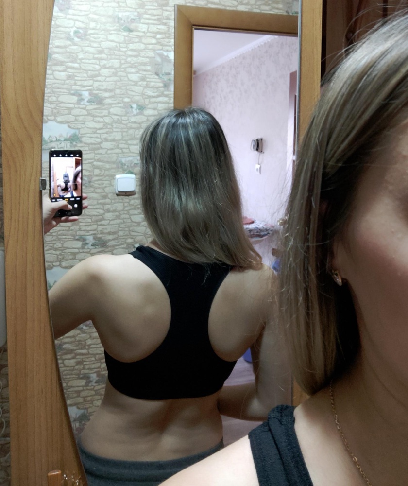 Топ плотный, сетчатые вставки на спине, спереди посередине и над грудью по бокам. Есть бежевые треугольные поролоновые вставки, которые видно в сетчатые вставки, поэтому я их убрала (они съёмные). Грудь держит хорошо (особенно если ее почти нет 🤣). Я ношу 42 размер (ОГ 78), и топ 44 размера сел плотно, даже туговато, но для занятий спортом самое то. Покупала за 422 руб.