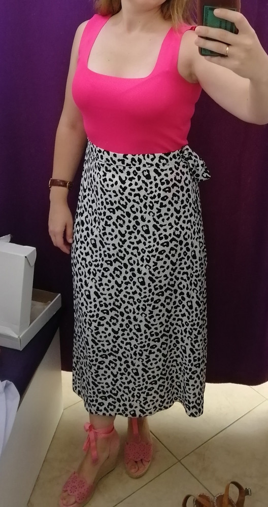 До меня топ кто-то мерил, он просто валялся в скомканом виде в коробке. На 46-48 мне кажется маловат. Повелась на отзыв, что на данный размер подходит. Сшит качественно. Лямочки сверху на шве топорщаться, как крылошки. На фото видно.