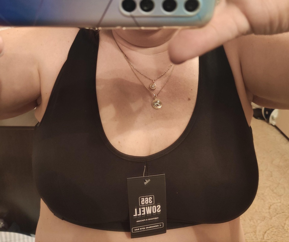 Очень удобный! Качественный, не просвечивает, плотная ткань. не давит. На мой 95С и 58 размер, отлично подошëл 58-60. До этого перемерила несколько других фирм-то длинный, то грудь плющит, то тонкий с вставками дурацкими. Светлый ещё планирую взять. Советую. Фирме спасибо!