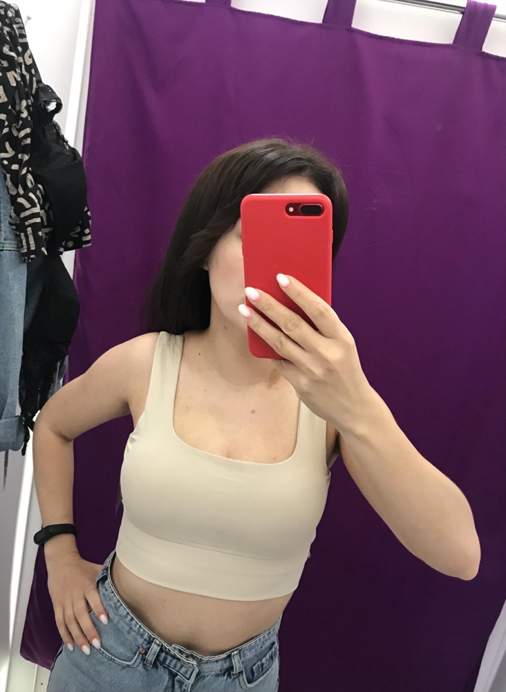 Красивый, но вот что-то не мое.. квадратная форма топа смотрится не очень, внутренняя белая подклада выглядывает наружу, посередине топа какая-то серая полоска не понятно от чего. По размеру хорошо на объём 90 см. Ткань приятная. Но отказ, не понравился.  Закажу другой топ этой фирмы