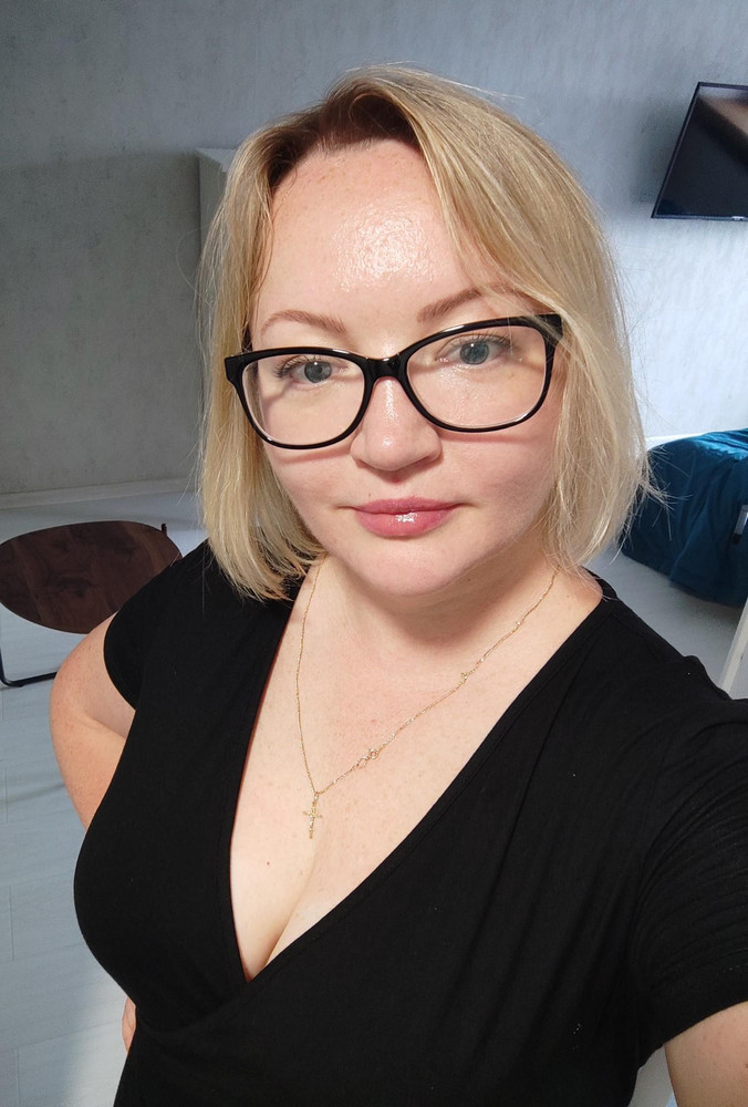 Отличное платье. В этом размере оно и не выглядит как домашнее. Оптимальная длина, у меня рост 162. Хожу в нём на улицу. Очень удачное платье. Я очень довольна!