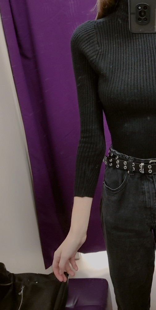 Сам товар хороший, очень приятный к телу, но с рукавами беда какая-то. На рост 170 очень короткие, а если попытаться их натянуть, получаются какие-то крылья птеродактиля под подмышками. В черном цвете это не так сильно выделяется, а вот в бежевом или других светлых цветах очень видно