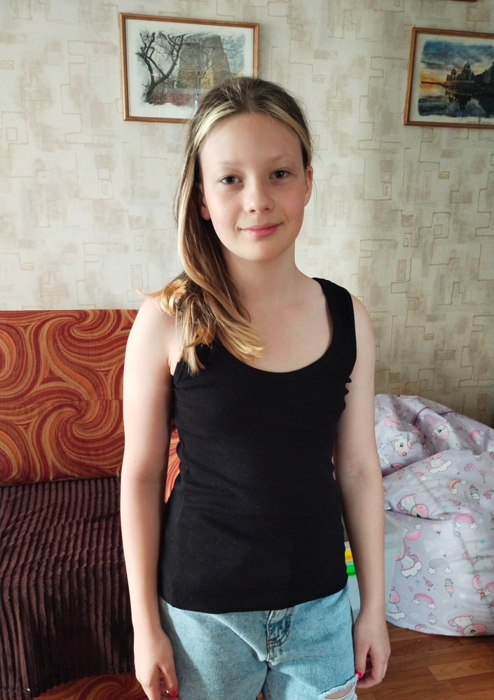 На 46 маловата. Даже на 44 в обтяг - пойдет только худеньким с узкими бедрами. Ткань после первой стирки на 30 градусов стала жестковата и подвыцвела.