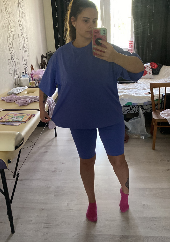 Материал хлопок ,то что надо в жару ,дышит ..можно на размер меньше брать ,ткань хорошо тянется ,футболка оч огромная ,но если с поясом то отлично ..рекомендую к покупке 