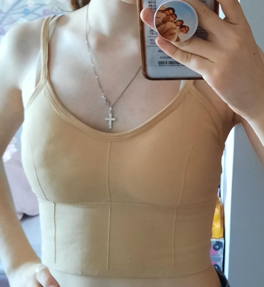 Топ хороший, но очень маломерит. У меня даже не 40 размер, все равно облегает. Чашки съёмные, немного мятые. Немного просвечивают. Даже без них соски почти не видно. (1 фото с чашками, второе без. Грудь АА)