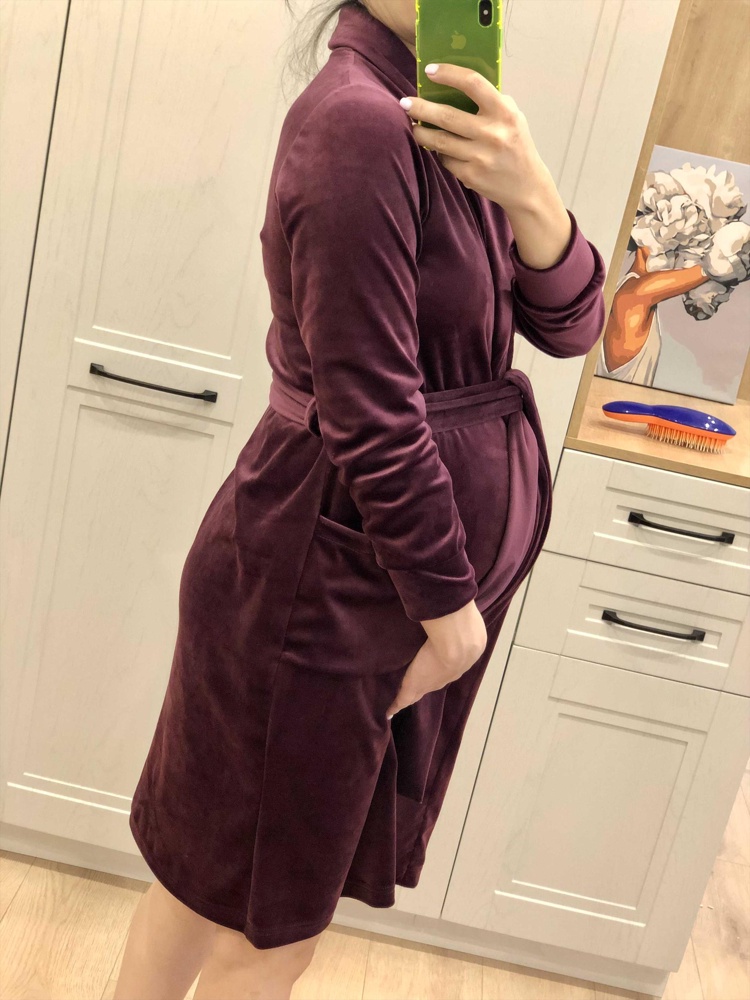 Никогда не носила велюр, и даже немного жалею, что так недооценивала его. Очень приятный к телу, снимать не хочется. Халат комфортный, качество пошива  и ткани отличное. Не полиняло после стирки. Нет ощущения синтетики, не электризуется. На размер 44/165 взяла бы 46, кажется немного впритык. Думаю «уменьшусь» после родов и будет идеально! Цвет на сайте ярче, чем в реальности.Рекомендую, да и цена хорошая! Спасибо производителю! 
