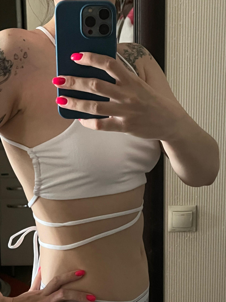 Красивый топ. Качество ткани вызывает сомнения, кажется, что все это скатается после стирки. Просвечивает все, хотя там два слоя ткани - видно и соски и окружность стикини. Если у вас не идеально сухое тело, то есть и сидеть в нем противопоказано 😄 а вот стоять и ходить нормально - будет эффектно)