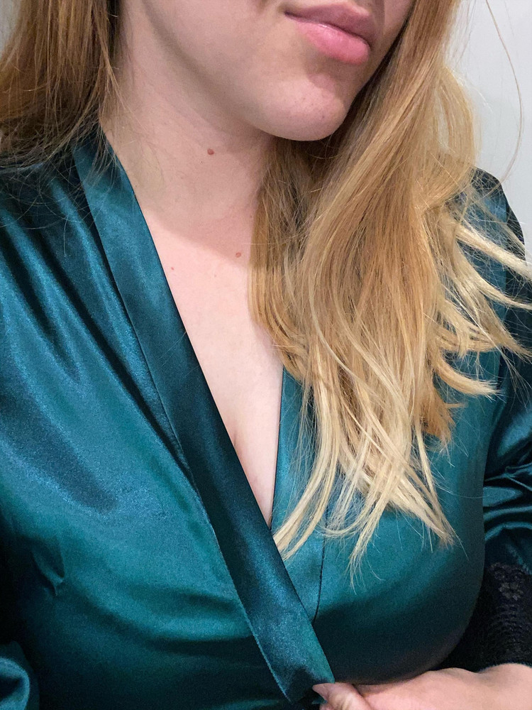 Халатик суперский 😍Я ношу 48 размер ,но заказала 46р и он отлично сел ) очень приятный к телу ) Из минусов : длинные рукава (((очень мешают в быту .